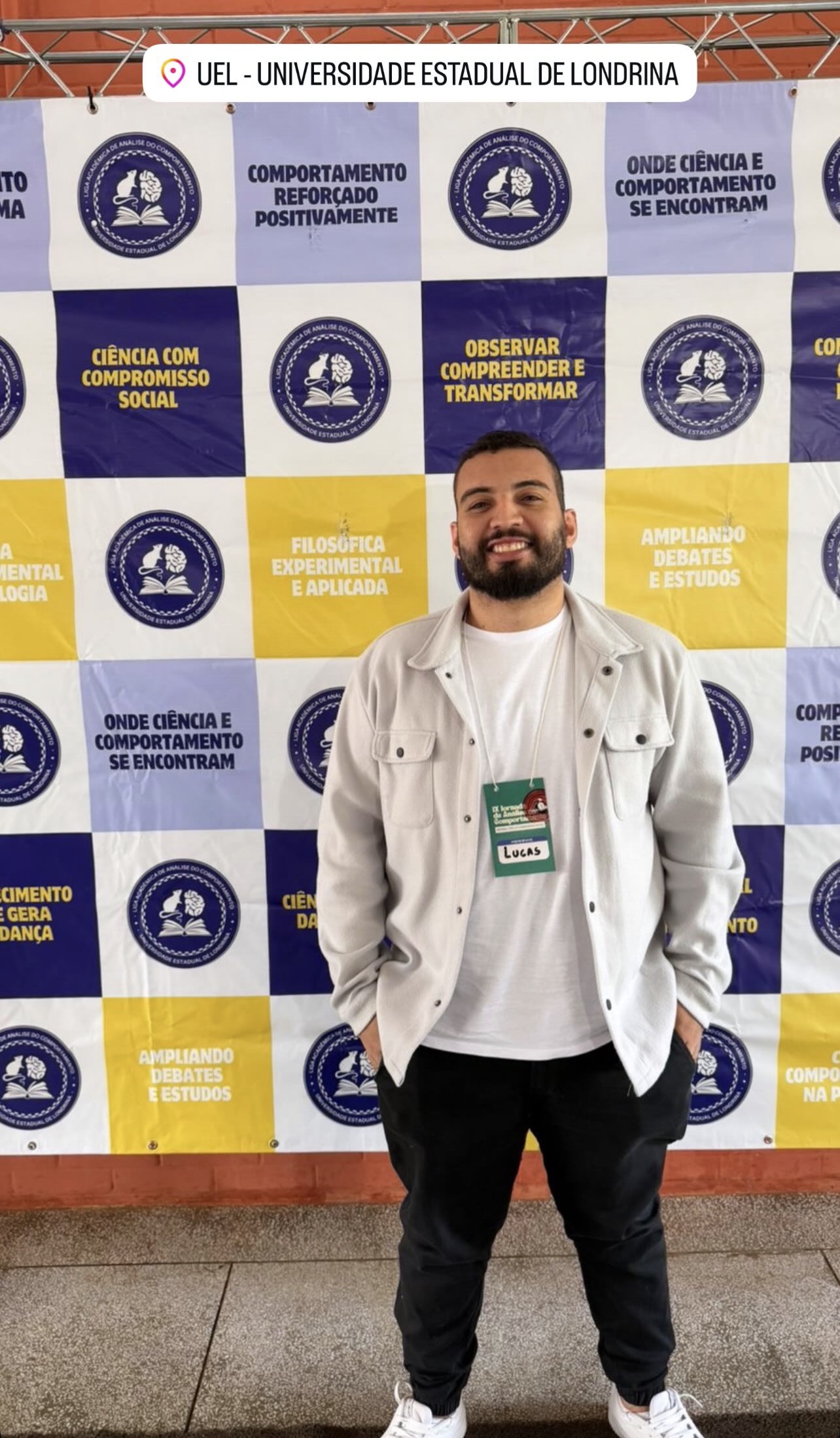 Lucas Montanini em frente ao painel da Jornada de Análise do Comportamento da UEL