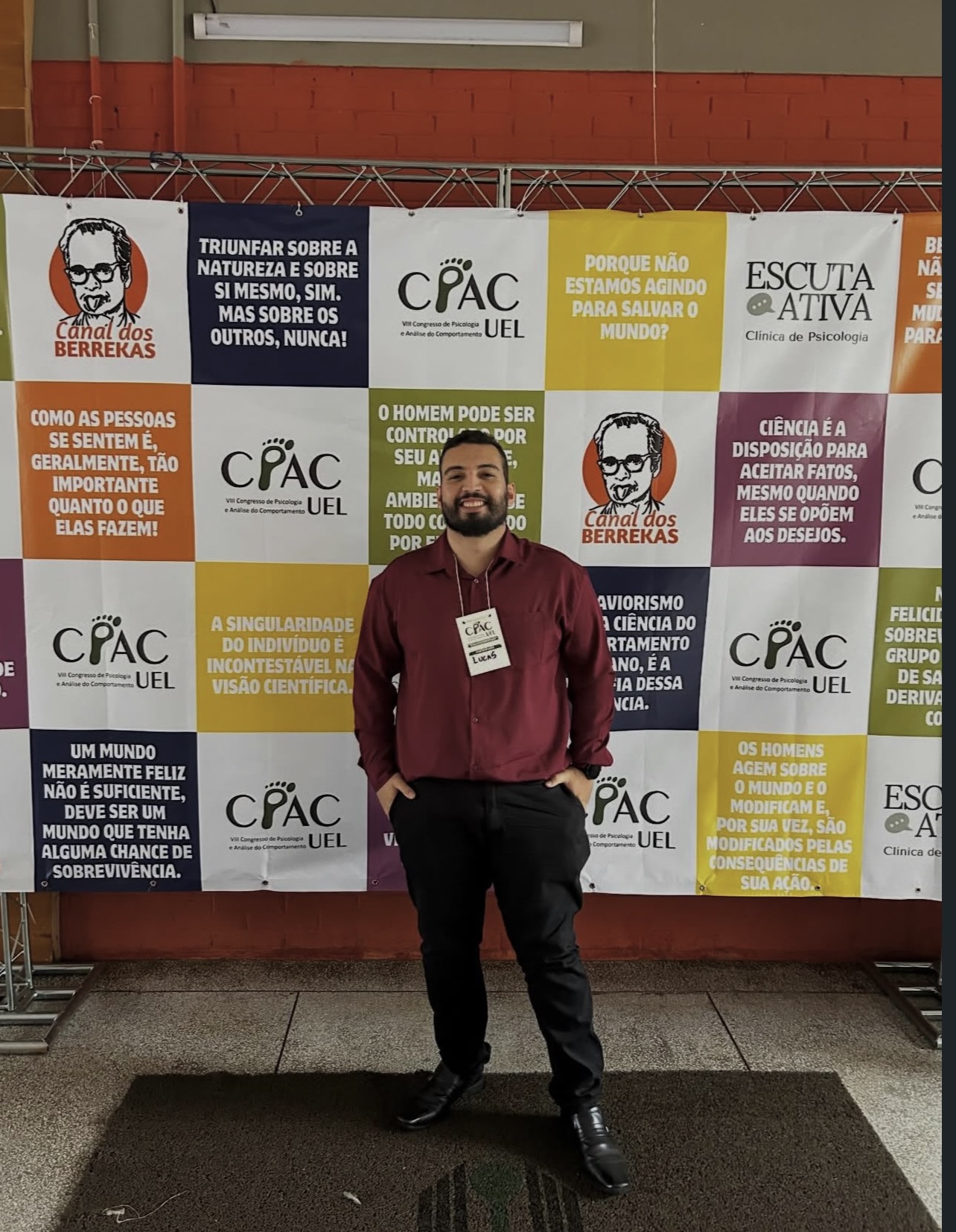 Lucas Montanini em frente ao painel do CPAC UEL, congresso de Psicologia e Análise do Comportamento