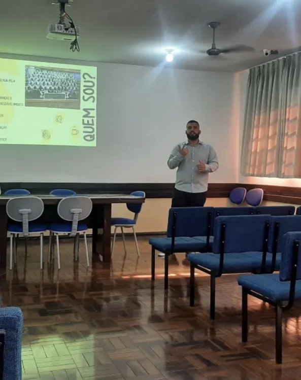 Lucas Montanini em palestra sobre vida, carreira e profissão