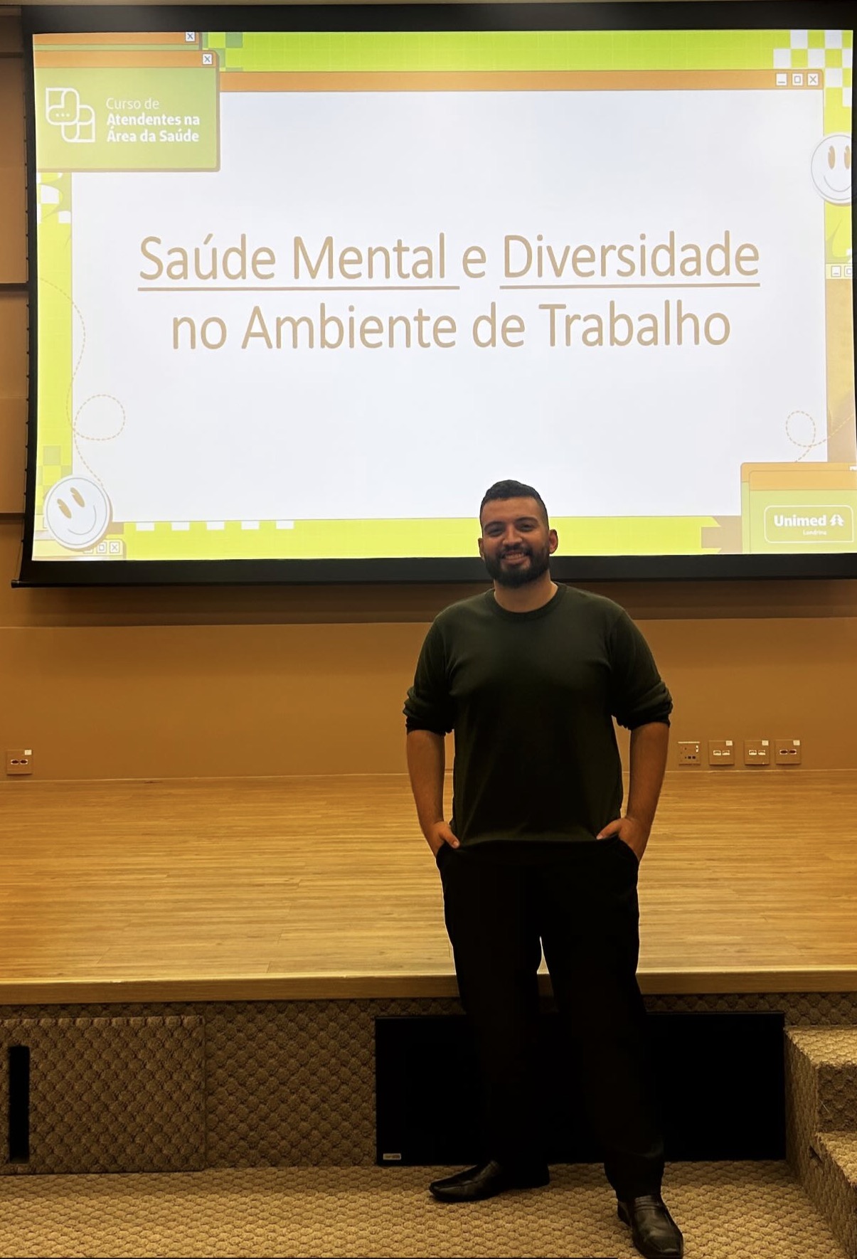 Lucas Montanini em palestra sobre saúde mental e diversidade no ambiente de trabalho