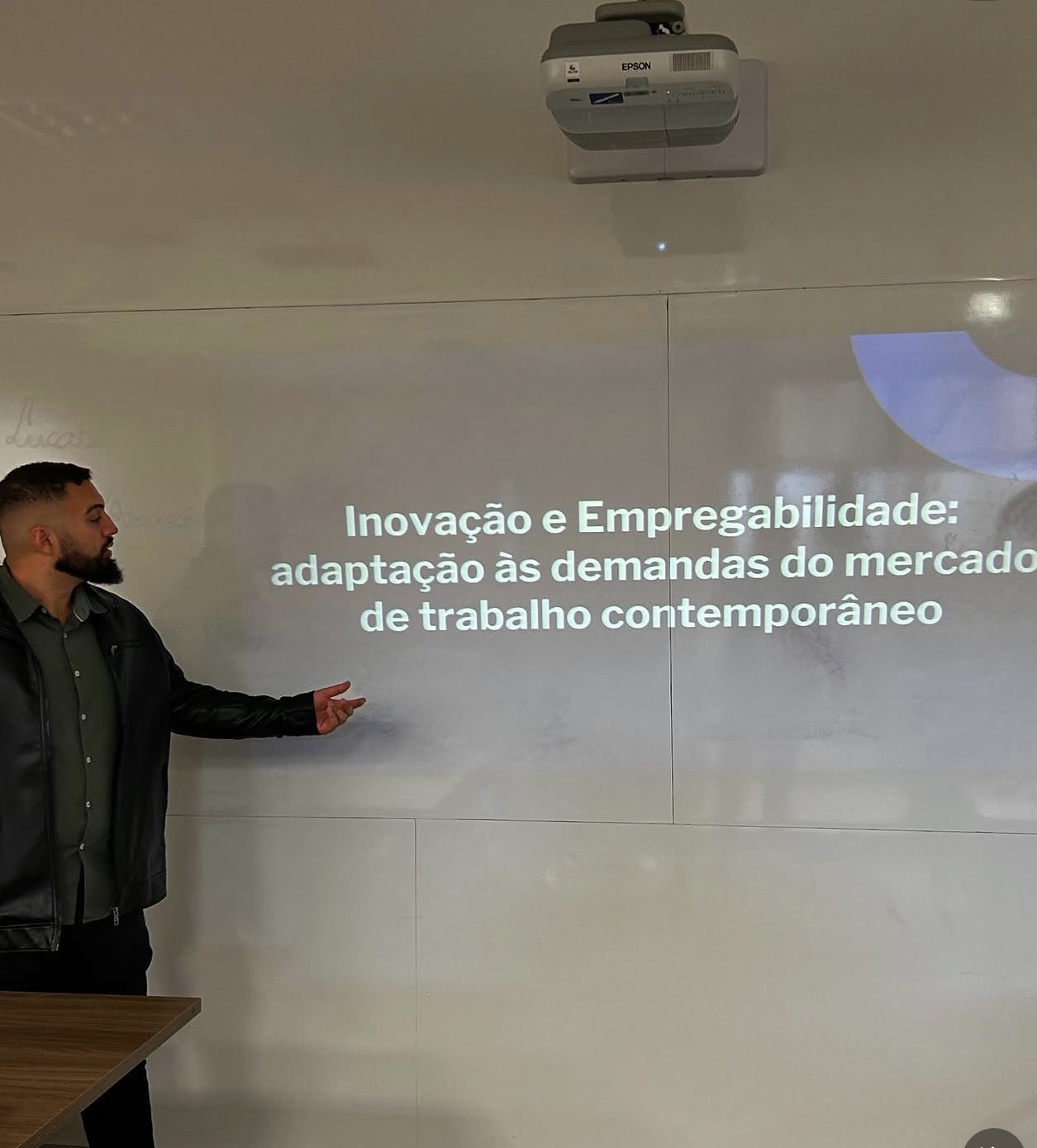 Lucas Montanini apresentando palestra sobre inovação e empregabilidade