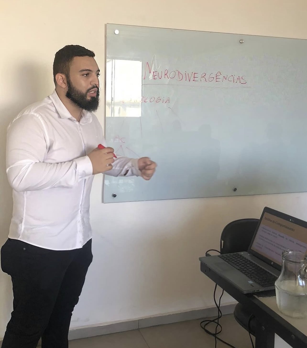 Lucas Montanini ministrando formação sobre neurodivergências